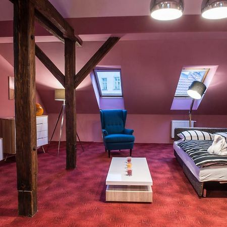 Spacious And Quiet Attic Flat In Centre Prague Exterior photo